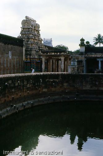 scorcio interno tempio induista