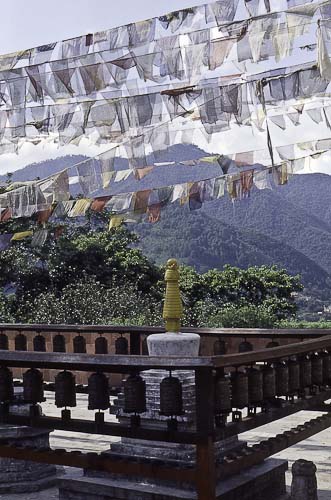 bandiere nel tempio buddista 